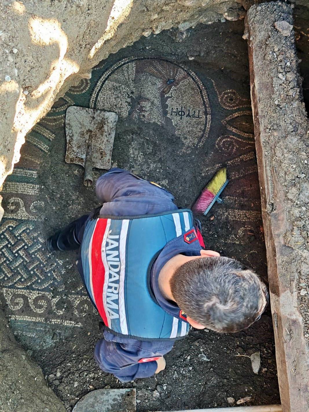 Yaptığı kaçak kazıyı sosyal medyada paylaşınca yakalandı! 2 bin yıllık Roma mozaiği buldu, İtalya'ya satacaktı 11